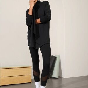 Women’s Athleta PRANAYAMA RESTORE WRAP